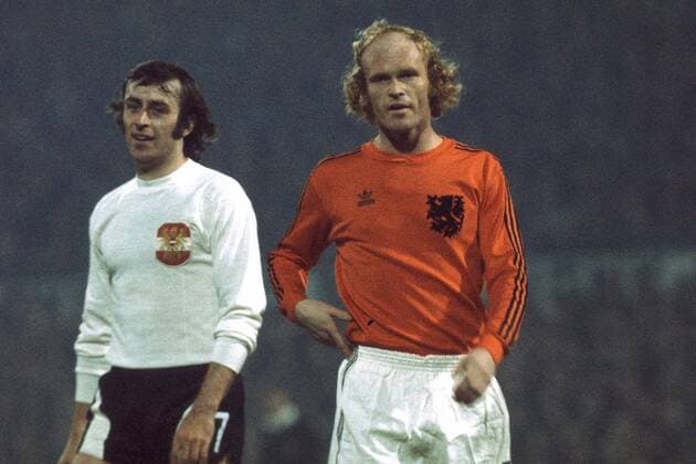 Ruud Geels (re., Niederlande) neben Josef Hickersberger (Österreich) Fußball Länderspiel Herren Länderspiel 1974, Testspiel, Test, Freundschaftsspiel, Nationalmannschaft, Nationalteam Gruppe Holland - Österreich 1:1 Rotterdam
