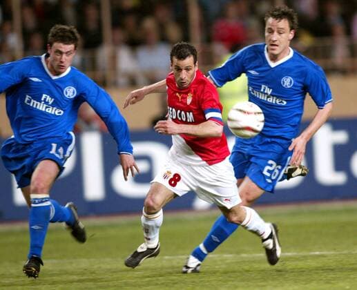 Ludovic Giuly (Mitte, Monaco) gegen John Terry (re.) und Scott Parker (beide Chelsea) Fußball EC 1 Herren Champions League 2003 2004, Halbfinale, AS Monaco - Chelsea FC London 3:1, Gruppe Monaco Dynamik,  
