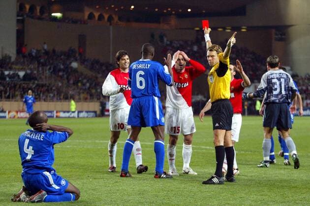 Schiedsrichter Urs Meier (Schweiz) zeigt Andreas Zikos (15) streng die Rote Karte, daneben Fernando Morientes (10, beide Monaco), Desailly (6) und Makelele (4, beide Chelsea) Fußball EC 1 Herren Champions League 2003 2004, Halbfinale, AS Monaco - Chelsea FC London 3:1, Gruppe Monaco  