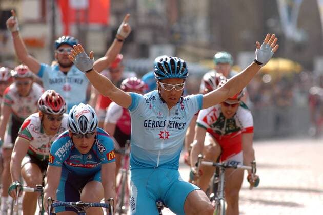 Danilo Hondo (Deutschland Gerolsteiner, vorn) kommt als Etappensieger ins Ziel Radsport Herren 28. Internationale Niedersachsen-Rundfahrt 2004, Straßenradsport, Straße, Rad Gruppe 1. Etappe: Wolfsburg - Duderstadt Freude, Begeisterung,