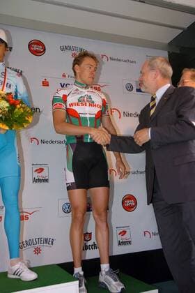 Siegerehrung - Bürgermeister Wolfgang Nolte (Duderstadt, re.) gratuliert dem Dritten Sebastian Siedler (Deutschland Wiesenhof) Radsport Herren 28. Internationale Niedersachsen-Rundfahrt 2004, Straßenradsport, Straße, Rad Gruppe 1. Etappe: Wolfsburg - Duderstadt