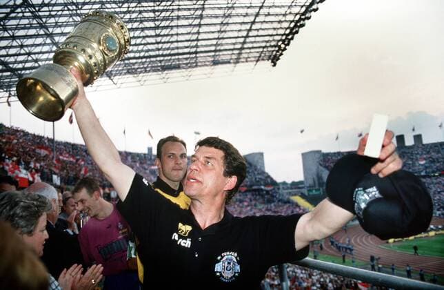 Trainer Otto Rehhagel präsentiert stolz den DFB-Pokal, hinter ihm Torwart Oliver Reck und Mario Basler (alle Bremen) Fußball Herren DFB Pokalfinale 1993 1994, SV Werder Bremen, Pokal, Pokalspiel, Finale, Endspiel, Pokalendspiel Gruppe Berlin Glück, Freude, Begeisterung,