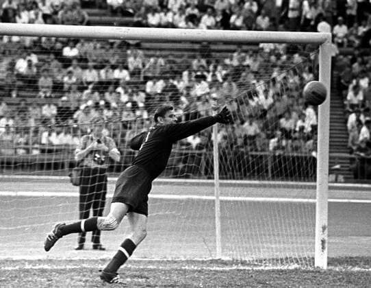 Torwart Lev Yashin (Dinamo Moskau) streckt sich nach dem Ball Fußball Herren Saison 1970, 1. Sowjetische Liga, Dynamo Moskau Einzelbild Moskau