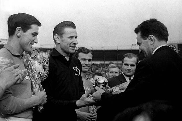 Torwart Lev Yashin (2.v.li., Dinamo Moskau Sowjetunion) wird vor Spielbeginn zu Europas Fußballer des Jahres 1963 ausgezeichnet Fußball Länderspiel Herren Europameisterschaft 1964, Länderspiel, Nationalmannschaft, Nationalteam, Viertelfinale Gruppe UdSSR, SU Moskau, Europa, europäischer
