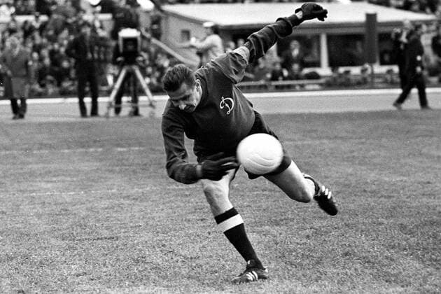 Torwart Lev Yashin (Dinamo Moskau) hechtet dem Ball hinterher Fußball Herren Saison 1971, 1. Sowjetische Liga, Dynamo Moskau Einzelbild Moskau