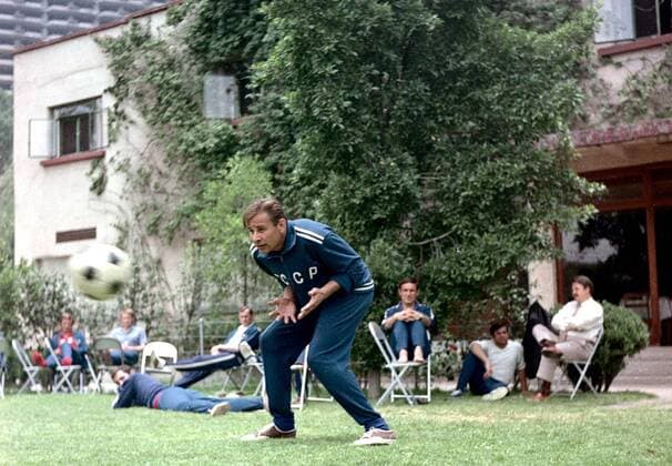Torwart Lev Yashin (Sowjetunion) mit leichten Fangübungen vor dem Mannschaftshotel Fußball WM Herren Weltmeisterschaft 1970, Nationalmannschaft, Nationalteam Einzelbild