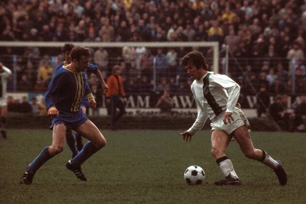 Jupp Heynckes (re., Gladbach) am Ball gegen Friedhelm Haebermann (Braunschweig) Fußball 1. BL Herren Saison 1971 1972, Eintracht Braunschweig - Borussia Mönchengladbach 1:1 Gruppe Braunschweig Dynamik,