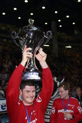 Torwart Henning Fritz (Kiel) präsentiert stolz den Pokal Handball EC 3 Herren EHF-Cup 2003 2004, Pokal, Europacup, Europapokal, Finale, THW Kiel, Sieg, Sieger, Europacupsieg Einzelbild Endspiel Kiel Freude,