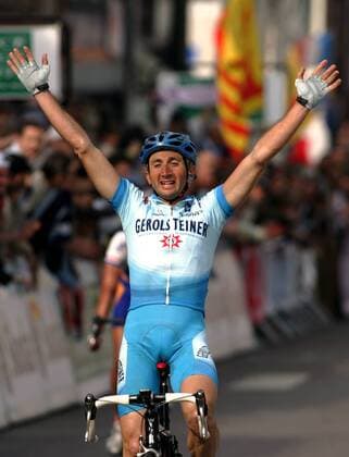 Davide Rebellin (Italien Gerolsteiner) gewinnt die 90. Auflage des Radklassikers Lüttich-Bastogne-Lüttich Radsport Herren Lüttich-Bastogne-Lüttich 2004, Straßenradsport, Straße, Rad, Vdig Einzelbild Lüttich-Bastogne-Lüttich Freude,