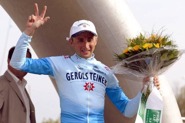 Davide Rebellin (Italien Gerolsteiner) gewinnt mit der 90. Auflage des Radklassikers Lüttich-Bastogne-Lüttich innerhalb von sieben Tagen sein drittes Rennen Radsport Herren Lüttich-Bastogne-Lüttich 2004, Straßenradsport, Straße, Rad, Vdig Einzelbild Podium, Podest Lüttich-Bastogne-Lüttich Freude,