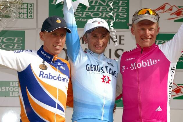 Siegerehrung Lüttich-Bastogne-Lüttich v. li.: Michael Boogerd (Niederlande Rabobank), Sieger Davide Rebellin (Italien Gerolsteiner) und Alexander Winokurow (Kasachstan T-Mobile) Radsport Herren Lüttich-Bastogne-Lüttich 2004, Straßenradsport, Straße, Rad, Vdig Gruppe Podium, Podest Lüttich-Bastogne-Lüttich Freude,