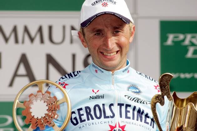 Davide Rebellin (Italien Gerolsteiner) mit den Pokalen für seinen Sieg bei Lüttich-Bastogne-Lüttich Radsport Herren Lüttich-Bastogne-Lüttich 2004, Straßenradsport, Straße, Rad, Vdig Einzelbild Podium, Podest Lüttich-Bastogne-Lüttich Freude,