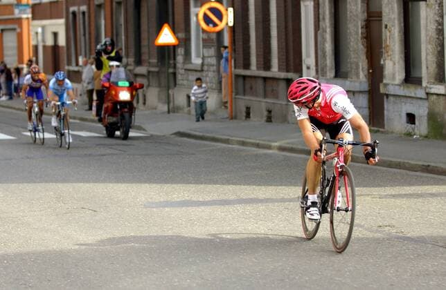 Ausreißer Alexander Winokurow (Kasachstan T-Mobile) schaut sich nach seinen Verfolgern Davide Rebellin (Italien Gerolsteiner) und Michael Boogerd (Niederlande Rabobank) um Radsport Herren Lüttich-Bastogne-Lüttich 2004, Straßenradsport, Straße, Rad, Vdig Gruppe Außreißergruppe Lüttich-Bastogne-Lüttich