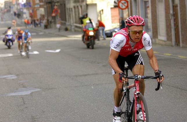 Ausreißer Alexander Winokurow (Kasachstan T-Mobile) hat sich von seinen Verfolgern abgesetzt Radsport Herren Lüttich-Bastogne-Lüttich 2004, Straßenradsport, Straße, Rad, Vdig Einzelbild Außreißergruppe Lüttich-Bastogne-Lüttich
