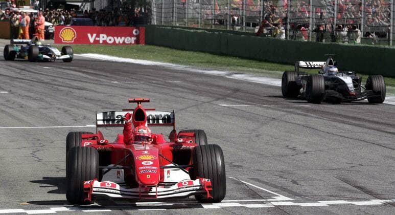 Michael Schumacher (Deutschland Ferrari) bejubelt seinen Sieg - VERÖFFENTLICHUNGSRECHTE NUR FÜR DEUTSCHE MEDIEN Motorsport Grand Prix Herren Großer Preis von San Marino 2004, Formel 1 Weltmeisterschaft, F1, F, GP, WM Gruppe Imola Begeisterung, Freude,