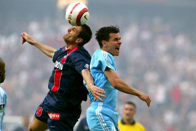 Pauleta (li., Paris St. Germain) gegen Demetrius Ferreira (Marseille) Fußball Herren Ligue Une 2003 2004, 1. Französische Liga, Paris Saint Germain - Olympique de Marseille 2:1, OM, PSG Gruppe Paris Dynamik,  