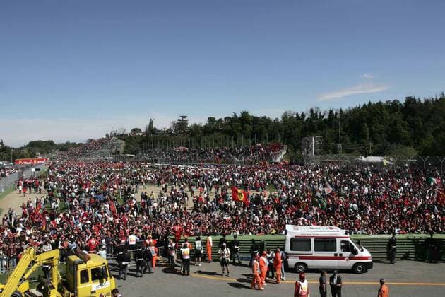 Fanmassen strömen nach Rennende auf die Strecke um Sieger Michael Schumacher zuzujubeln - VERÖFFENTLICHUNGSRECHTE NUR FÜR DEUTSCHE MEDIEN Motorsport Grand Prix Herren Großer Preis von San Marino 2004, Formel 1 Weltmeisterschaft, F1, F, GP, WM Totale Imola Freude