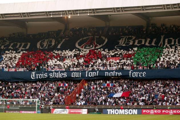 Pariser Fans haben ihre Spruchbänder ausgebreitet Fußball Herren Ligue Une 2003 2004, 1. Französische Liga, Paris Saint Germain, PSG, St. Totale Paris  