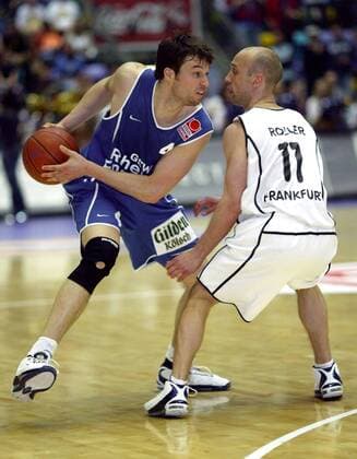 Jörg Lütcke (Köln, li.) gegen Pascal Roller (Frankfurt) Basketball 1. BL Herren DBB-Pokal 2003 2004, Pokalspiel, Top Four Turnier, Finalrunde, Endrunde, Finale, Endspiel, Final 4, Gruppe BBL Frankfurt M., Pokalfinale, Pokalendspiel, Spannung,