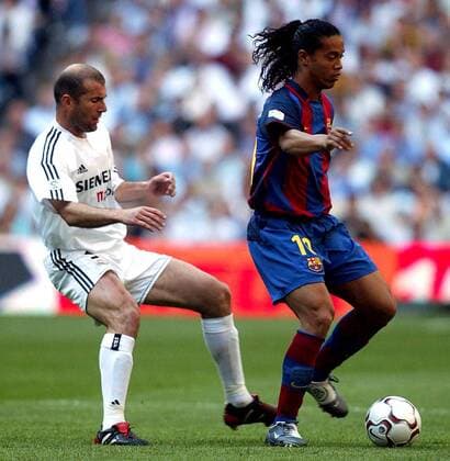 Ronaldinho (re., FC Barcelona) gegen Zinedine Zidane (Real Madrid) Fußball Herren Primera Division 2003 2004, 1. Spanische Liga, CF Real Madrid - FC Barcelona 1:2, Barca Gruppe Madrid Dynamik,  