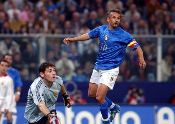 Roberto Baggio (re., Italien) und Torwart Iker Casillas (Spanien) gespannt Fußball Länderspiel Herren Freundschaftsspiel 2004, Länderspiel, Test, Testspiel, Nationalmannschaft, Nationalteam, Vdig Gruppe Genua Dynamik, Spannung,