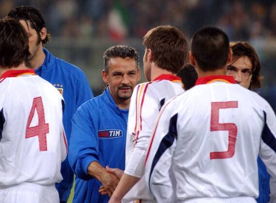 Roberto Baggio (Mitte, Italien) begrüßt Xabi Alonso Olano (Spanien) Fußball Länderspiel Herren Freundschaftsspiel 2004, Länderspiel, Test, Testspiel, Nationalmannschaft, Nationalteam, Vdig Gruppe Genua