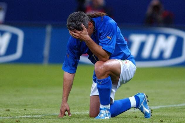 Roberto Baggio (Italien) vergießt die letzen Tränen in einem Länderspiel - Es war sein letztes in seiner Karriere Fußball Länderspiel Herren Freundschaftsspiel 2004, Länderspiel, Test, Testspiel, Nationalmannschaft, Nationalteam, Vdig Einzelbild Genua Enttäuschung, Verzweiflung,