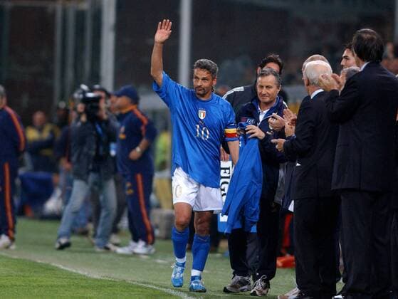 Roberto Baggio (Italien) bedankt sich bei den Zuschauern, als er vom Platz geht und für immer seine Länderspielkarriere beendet Fußball Länderspiel Herren Freundschaftsspiel 2004, Länderspiel, Test, Testspiel, Nationalmannschaft, Nationalteam, Vdig Gruppe Genua
