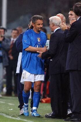 Roberto Baggio (li.) bedankt sich bei Nationaltrainer Giovanni Trapattoni (beide Italien) für sein Abschiedsspiel in der Nationalmannschaft Fußball Länderspiel Herren Freundschaftsspiel 2004, Länderspiel, Test, Testspiel, Nationalmannschaft, Nationalteam, Vdig Gruppe Genua