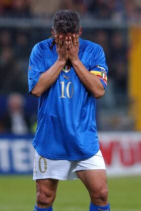 Roberto Baggio (Italien) doch ein wenig verzweifelt angesichts seines letzten Länderspiels Fußball Länderspiel Herren Freundschaftsspiel 2004, Länderspiel, Test, Testspiel, Nationalmannschaft, Nationalteam, Vdig Einzelbild Genua Enttäuschung, Verzweiflung,