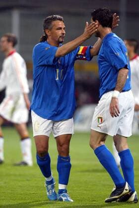 Roberto Baggio (li.) und Stefano Fiore (beide Italien) - Torjubel Fußball Länderspiel Herren Freundschaftsspiel 2004, Länderspiel, Test, Testspiel, Nationalmannschaft, Nationalteam, Vdig Gruppe Genua Freude,