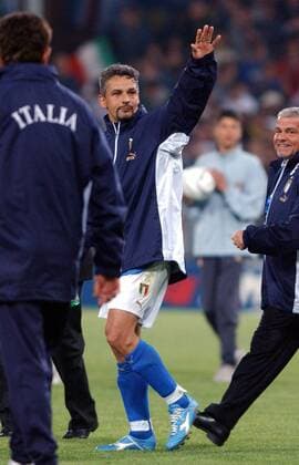 Roberto Baggio (Italien) bedankt sich bei den Zuschauern und nimmt beendet seine Länderspielkarriere Fußball Länderspiel Herren Freundschaftsspiel 2004, Länderspiel, Test, Testspiel, Nationalmannschaft, Nationalteam, Vdig Einzelbild Genua
