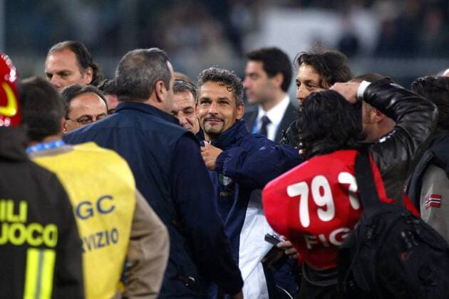 Roberto Baggio (Italien) glücklich im Getümmel der Journalisten nach seinem Abschiedsspiel in der Nationalmannschaft Fußball Länderspiel Herren Freundschaftsspiel 2004, Länderspiel, Test, Testspiel, Nationalmannschaft, Nationalteam, Vdig Gruppe Genua Glück,