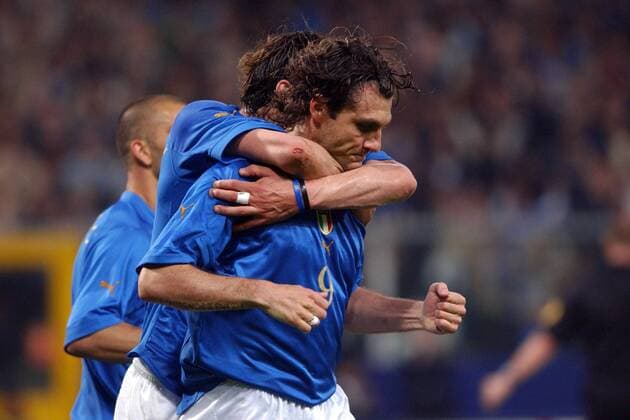 Christian Vieri (re.) und Materazzi (beide Italien) - Torjubel Fußball Länderspiel Herren Freundschaftsspiel 2004, Länderspiel, Test, Testspiel, Nationalmannschaft, Nationalteam, Vdig Gruppe Genua Freude,
