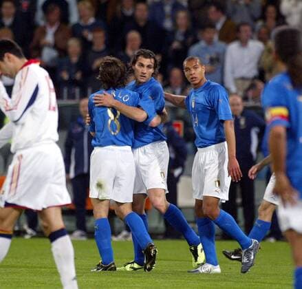 Torjubel Italien v.re.: Matteo Ferrari, Christian Vieri und Andrea Pirlo Fußball Länderspiel Herren Freundschaftsspiel 2004, Länderspiel, Test, Testspiel, Nationalmannschaft, Nationalteam, Vdig Gruppe Genua Freude,