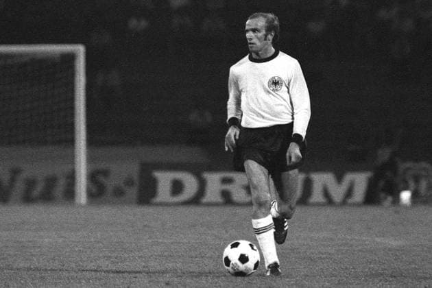 Erich Beer (BR Deutschland) am Ball Fußball EM Herren Europameisterschaft 1976, Länderspiel, Nationalmannschaft, Nationalteam, Finale, Endspiel, Einzelbild Belgrad Dynamik,