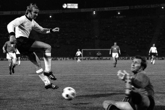 Fußball, EM Finale 1976 in Belgrad, Tschechoslowakei - Deutschland 5:3 i. E Erich Beer (li., BR Deutschland) gegen Torwart Ivo Viktor (Tschechoslowakei) Fußball EM Herren Europameisterschaft 1976, Länderspiel, Finale, Endspiel, Nationalmannschaft, Nationalteam Gruppe CSSR - BRD 7:5 n.E. Belgrad Dynamik,