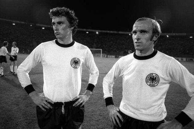 Fußball, EM Finale 1976 in Belgrad, Tschechoslowakei - Deutschland 5:3 i. E Dieter Müller (li.) und Erich Beer (beide BR Deutschland) konzentriert Fußball EM Herren Europameisterschaft 1976, Länderspiel, Finale, Endspiel, Nationalmannschaft, Nationalteam Gruppe Belgrad Konzentration,