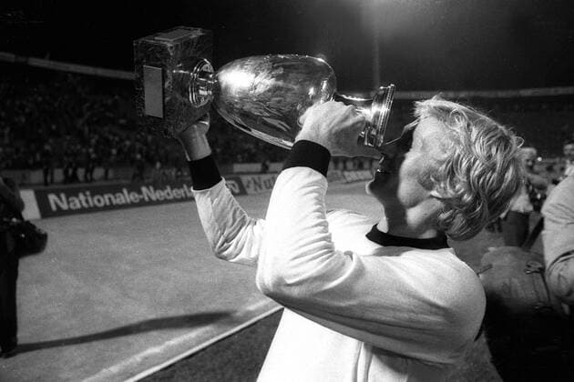 Fußball, EM Finale 1976 in Belgrad, Tschechoslowakei - Deutschland 5:3 i. E Europameister Jan Pivarnik (Tschechoslowakei) schaut tief in das innere des Coupe Henri Delaunay Fußball EM Herren Europameisterschaft 1976, Länderspiel, Finale, Endspiel, Nationalmannschaft, Nationalteam Einzelbild CSSR - BRD 7:5 n.E., BR Deutschland Belgrad