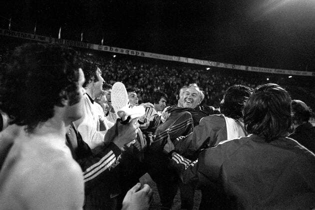 Nationaltrainer Vaclav Jezek (Tschechoslowakei) wird von seinen Spielern auf Schultern getragen Fußball EM Herren Europameisterschaft 1976, Länderspiel, Finale, Endspiel, Nationalmannschaft, Nationalteam Gruppe Belgrad Glück, Begeisterung, Freude,