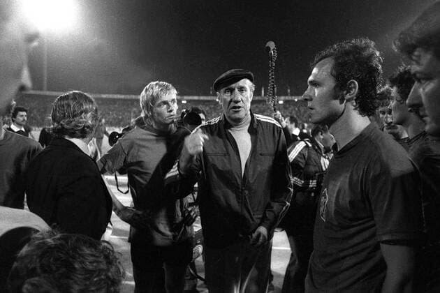 Fußball, EM Finale 1976 in Belgrad, Tschechoslowakei - Deutschland 5:3 i. E Bundestrainer Helmut Schön (Mitte) tröstet Franz Beckenbauer (re.) und Hannes Bongartz (beide BR Deutschland) nach der Finalniederlage Fußball EM Herren Europameisterschaft 1976, Länderspiel, Finale, Endspiel, Nationalmannschaft, Nationalteam Gruppe CSSR - BRD 7:5 n.E., Tschechoslowakei Belgrad