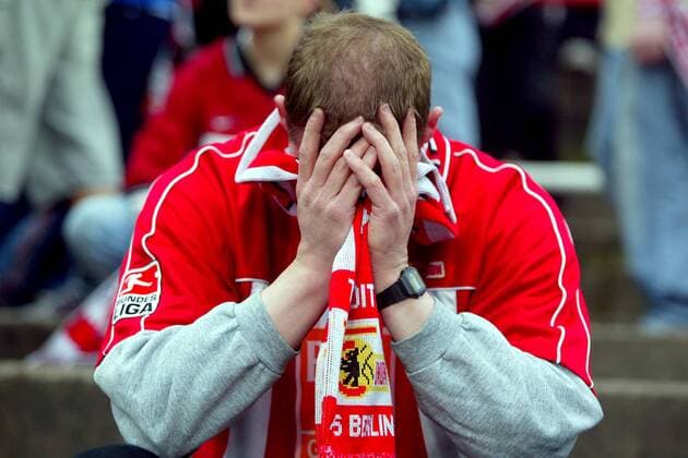 Union-Fan fassungslos Fußball 2. BL Herren Saison 2003 2004, 1. FC Union Berlin, Vdig Einzelbild Berlin Enttäuschung, Verzweiflung,