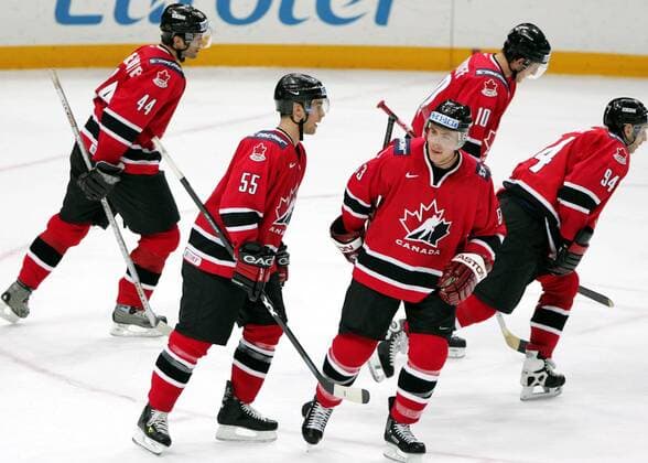 Torjubel Kanada v. li.: Rob Niedermayer, Nick Schultz, Derek Morris, Shawn Horcoff und Ryan Smyth Eishockey WM Herren Weltmeisterschaft 2004, Länderspiel, Nationalmannschaft, Nationalteam, Nationaltrikot Gruppe Prag, Qualifikationsrunde