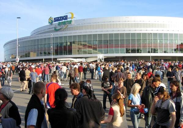 Fans vor dem Eingangsbereich der Sazka Arena in Prag - der offiziellen Spielstätte der Weltmeisterschaft 2004 in Tschechien Eishockey WM Herren Weltmeisterschaft 2004, Stadionumgebung, Stadionumfeld, Außenbereich Totale SazkaArena Prag