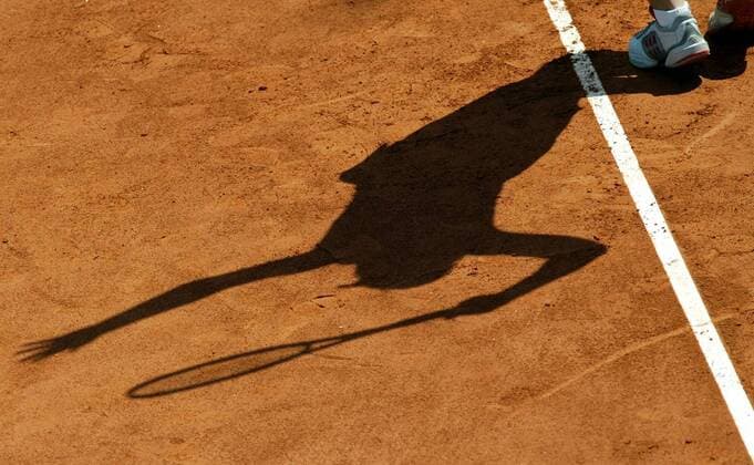 Schattenspiele auf dem Sandplatz beim Aufschlag Tennis Damen Ladies German Open 2004, WTA-Tour, Sand, Sandplatz, Sandplatztennis, Sandplatzturnier Einzelbild Hundekehle Berlin