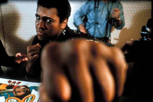 Muhammad Ali (USA) gibt sich kampfbereit Boxen Herren Boxsport 1975, Profiboxen, Schwergewicht, Vdia Einzelbild