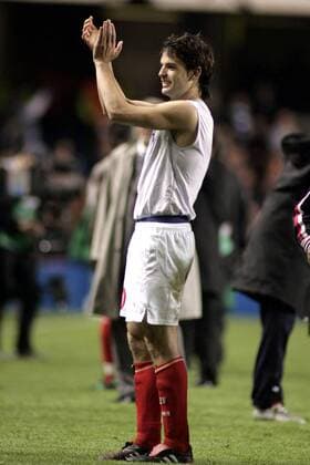 Fernando Morientes (Monaco) bedankt sich bei den Anhängern Fußball EC 1 Herren Champions League 2003 2004, Halbfinale, AS Monaco, Vdig Einzelbild London Freude,  