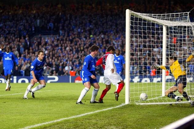 Der Ball auf der Torlinie, hat diese aber noch nicht überquert: Torwart Carlo Cudicini (Chelsea) gegen Hugo Benjamin Ibarra (Monaco, 2.v.re.) beim 2:1 Fußball EC 1 Herren Champions League 2003 2004, Halbfinale, Chelsea FC London - AS Monaco 2:2, Vdig Gruppe London Dynamik,  