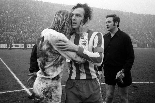 Günter Netzer (li., Gladbach) und Franz Beckenbauer (Bayern) mit einer innigen Umarmung nach einem kräfteraubenden Spiel Fußball 1. BL Herren Saison 1971 1972, Borussia Mönchengladbach - FC Bayern München 2:2 Gruppe Mönchengladbach Harmonie, Kameradschaft,
