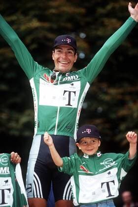 Erik Zabel (Deutschland Team Telekom) gewinnt die Sprintwertung der Tour de France das dritte Mal hintereinander, Sohn Rick jubelt mit Radsport Herren Tour de France 1998, Straßenradsport, Straße, Rad, Vdia Gruppe Paris Freude, Begeisterung,